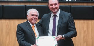 Saiba o que o ex-presidente Michel Temer falou após receber título de Cidadão Catarinense na Alesc