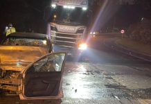 carro destruído após bater de frente com caminhão