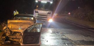 carro destruído após bater de frente com caminhão