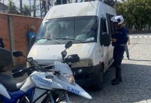Veículos irregulares são apreendidos durante fiscalização de fretamento em Blumenau
