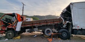 Corpo de Bombeiros dá detalhes do engavetamento entre caminhões na BR-470, em Gaspar