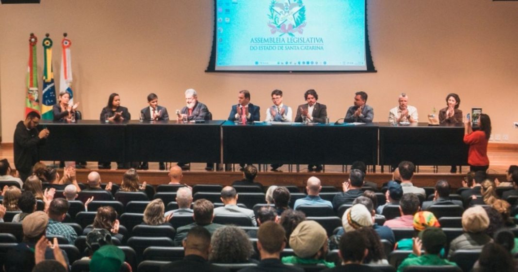 Frente parlamentar para debater uso de cannabis medicinal é lançada na Alesc