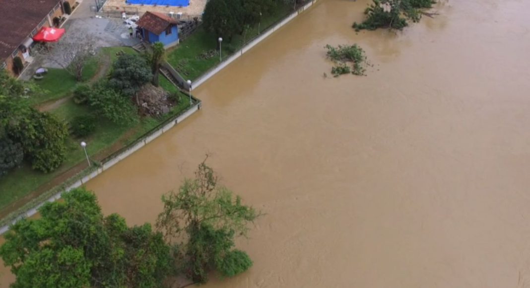 VÍdeos Moradores Registram Pontos De Alagamento E Deslizamento Em Diversas Ruas De Blumenau 