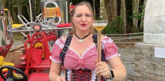 Tatiane Choinacki campeã no chope em metro na Oktoberfest Blumenau