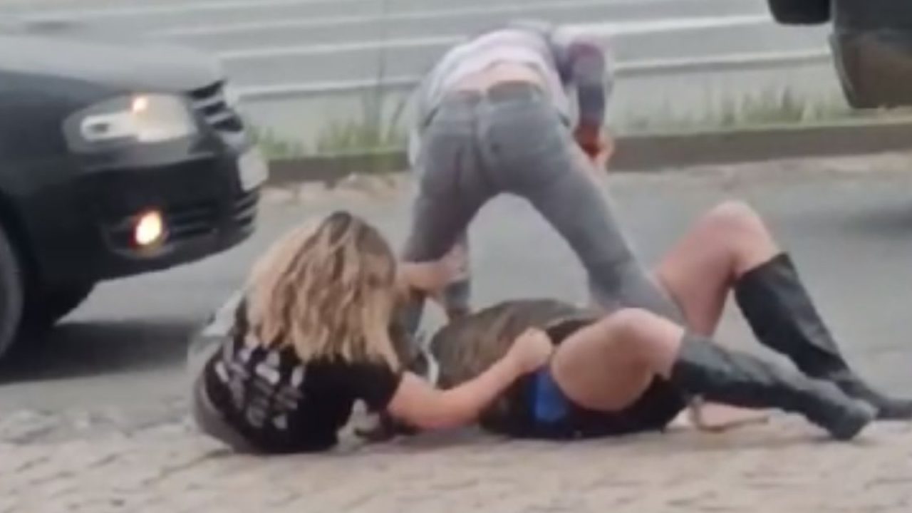 VÍDEO - Casal e garota de programa brigam no meio da rua em Indaial