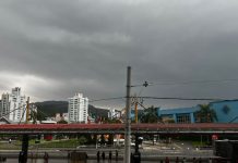 Nuvens 'fecham' o tempo em Blumenau