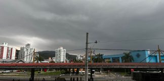 Nuvens 'fecham' o tempo em Blumenau