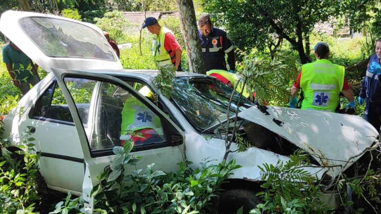 Idoso perde controle e capota Kombi em avenida de Blumenau; veja