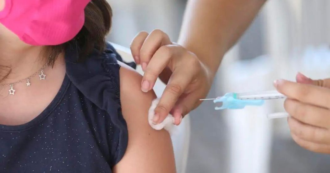 VÍDEO - Prefeito assina decreto e vacinação contra Covid-19 não será obrigatória nas matrículas das escolas de Blumenau