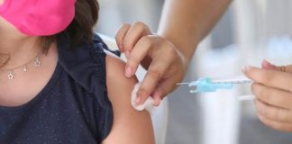 VÍDEO - Prefeito assina decreto e vacinação contra Covid-19 não será obrigatória nas matrículas das escolas de Blumenau