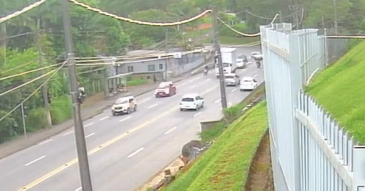 VÍDEO - Confira momento da colisão entre carro e moto que deixou homem ferido na rua Bahia, em Blumenau