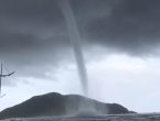 VÍDEO – Tromba d’água na praia do Santinho chama atenção de moradores de Florianópolis