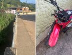 VÍDEO - Motociclista fica ferido após colidir em mureta de ponte em Ilhota