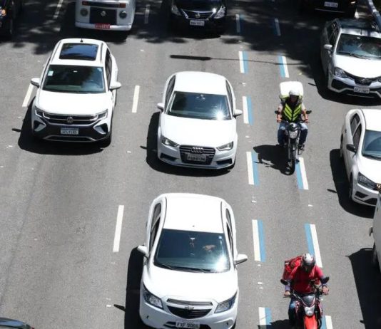 Alesc aprova projeto que cria faixa exclusiva para motos nas rodovias estaduais