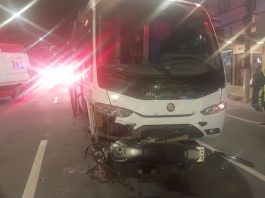 Grave colisão entre moto e micro-ônibus deixa duas pessoas feridas em Blumenau