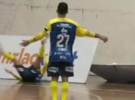 VÍDEO – Juíza é atingida por jogador durante partida de futsal e precisa ser encaminhada ao hospital em Joinville