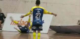 VÍDEO – Juíza é atingida por jogador durante partida de futsal e precisa ser encaminhada ao hospital em Joinville