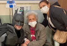 Após vencer o câncer, ex-paciente se veste de Batman e visita hospital em Florianópolis