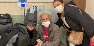 Após vencer o câncer, ex-paciente se veste de Batman e visita hospital em Florianópolis