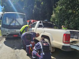 Caminhonete e transporte coletivo colidem