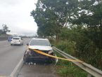 Carro de Blumenau colide em guard rail em rodovia de Itajaí