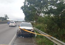 Carro de Blumenau colide em guard rail em rodovia de Itajaí