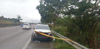 Carro de Blumenau colide em guard rail em rodovia de Itajaí