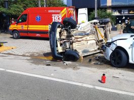 Carrro tomba e motorista fica ferido após acidente na rodovia em Gaspar