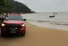 Corpo é encontrado boiando no mar em Porto Belo