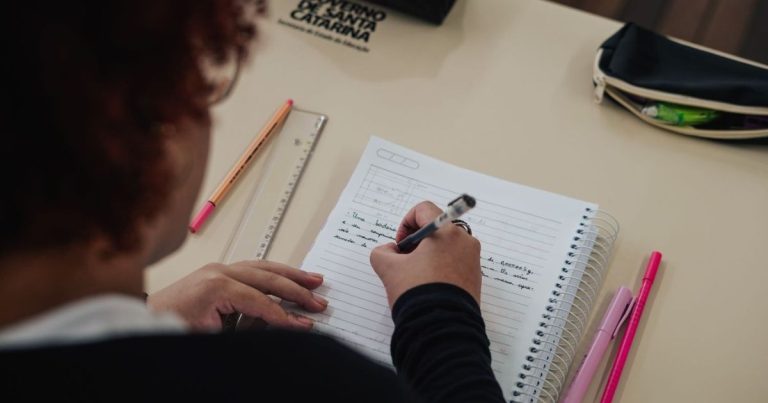 Quem pode fazer curso preparatório gratuito para o Enem em Santa Catarina