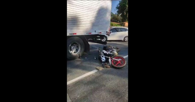 Motociclista fica em estado grave após colidir em caminhão em Indaial