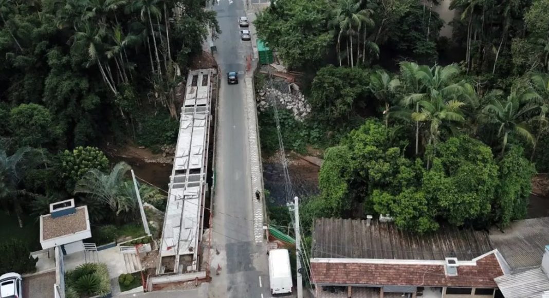 Ponte na rua Paraíba