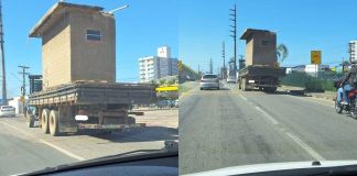 Caminhão é flagrado transportando banheiro