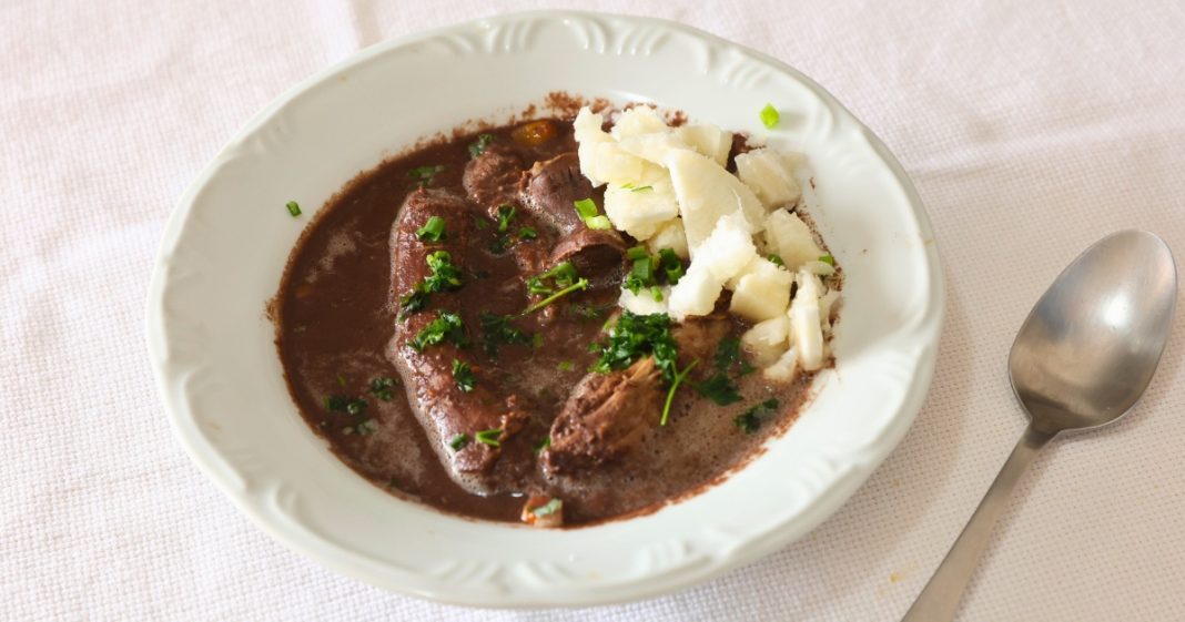 Schwarzsauer, ou sopa preta, é feito de miúdos e sangue de pato