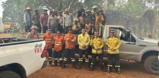 Bombeiros catarinenses resgatam grupo de brigadistas que estavam perdidos em meio aos incêndios no Mato Grosso