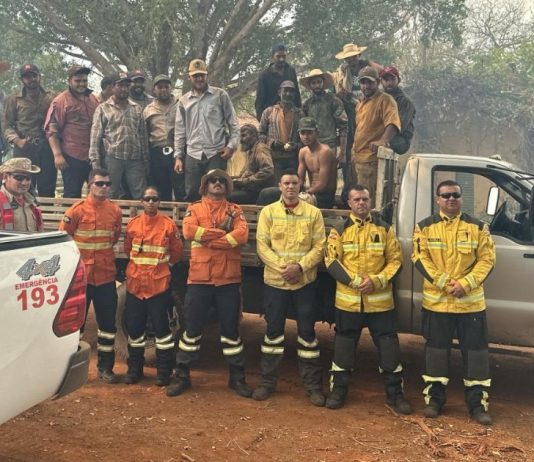 Bombeiros catarinenses resgatam grupo de brigadistas que estavam perdidos em meio aos incêndios no Mato Grosso