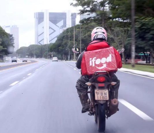 Projeto que proíbe entregadores de usarem capacetes em prédios e restaurantes tramita na Alesc