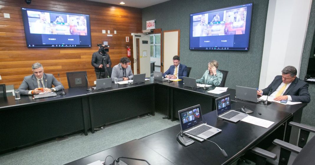 Comissão na Alesc aprova audiência pública sobre atendimento aos estudantes com altas habilidades