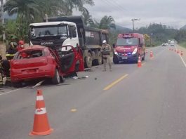 Motorista morre após colidir de frente em caminhão, em Jaraguá do Sul