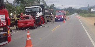 Motorista morre após colidir de frente em caminhão, em Jaraguá do Sul