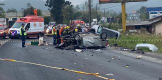 VÍDEO – Acidente grave entre carros e caminhão é registrado entre Gaspar e Brusque