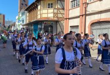 GALERIA - Tradicional desfile cívico marca aniversário de 174 anos de Blumenau