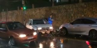 VÍDEO - Motorista bêbado invade contramão e bate em quatro veículos, em Blumenau