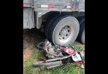 Motociclista morre após colidir com caminhão e sofrer graves ferimentos, em Pomerode