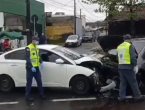 Mulher fica ferida após três carros colidirem na rua General Osório, em Blumenau