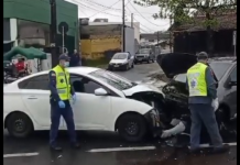 Mulher fica ferida após três carros colidirem na rua General Osório, em Blumenau