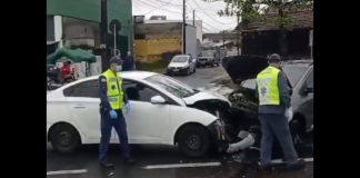 Mulher fica ferida após três carros colidirem na rua General Osório, em Blumenau