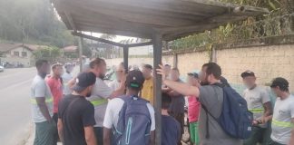 Protesto dos trabalhadores da coleta de lixo segue durante a noite desta quarta-feira, em Blumenau