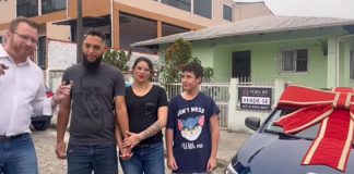 VÍDEO - “Vida nova para família”, diz morador de Gaspar que ganhou sozinho casa, carro e R$ 100 mil na Trimania