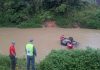 Blumenauenses sofrem acidente, carro cai no rio e pais morrem, em Pouso Redondo